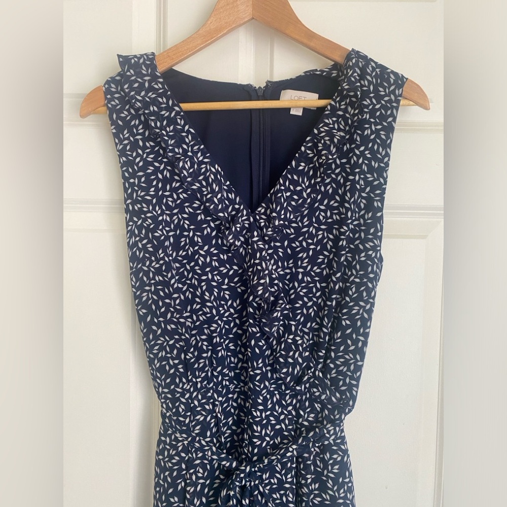 LOFT Outlet Floral Jumpsuit Size 8 Ruffle V-Neck Navy White Effortlessly chic✨ - Picture 8 of 16